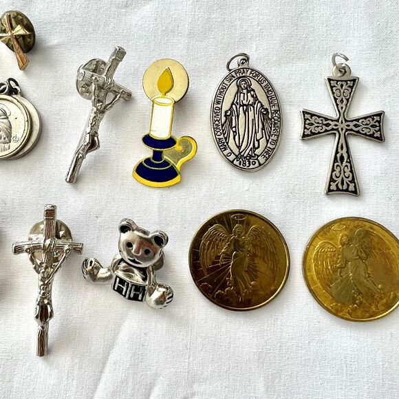Vintage To Modern Religious Catholic Medals Crosses Pins Saint Pendants Charms - Picture 3 of 16